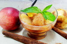 Compoté aux fruits de saison à la vanille et poudre de cannelle